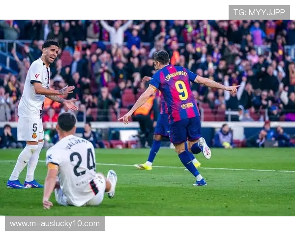 巴萨3-0完胜马略卡，莱万传射建功巩固榜首位置