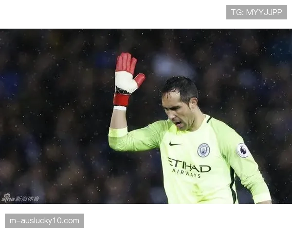 镜头之外：瓜迪奥拉中场休息时在通道内激烈布置战术