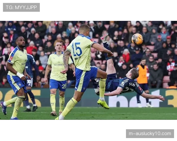 特写：莱斯特城主场，球迷高唱“公园里的大巴”嘲讽客队南安普顿的保守战术。